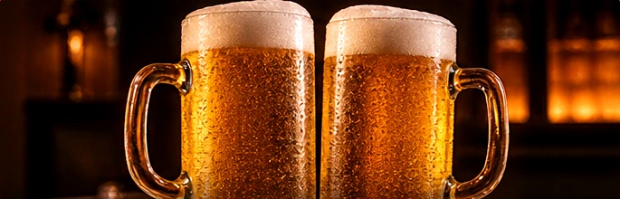 Due grandi bicchieri di birra bionda alla spina